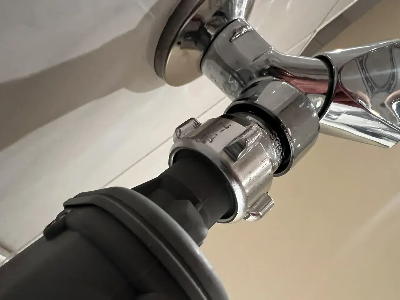 Undichter Aquastop-Schlauchanschluss an einer Waschmaschine. Wasser tritt aus der Verbindung aus.