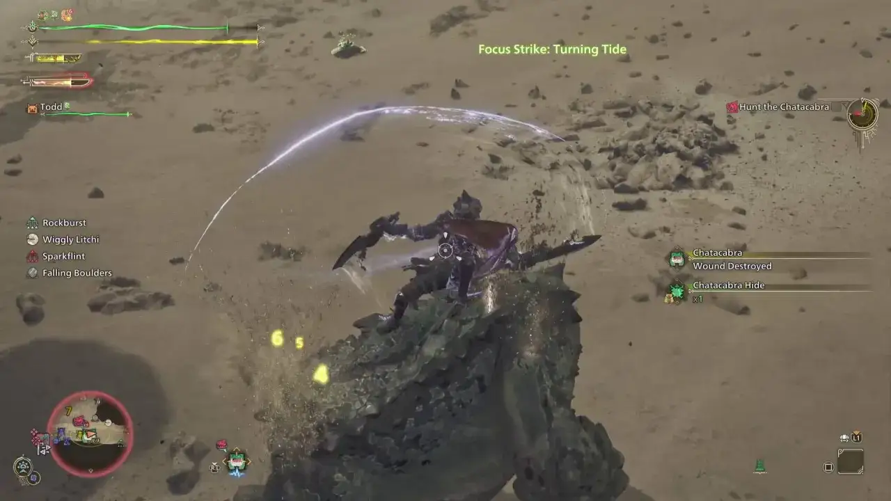 Cazador en Monster Hunter Wilds esquiva un ataque masivo de un monstruo verde. ¡La acción es intensa!