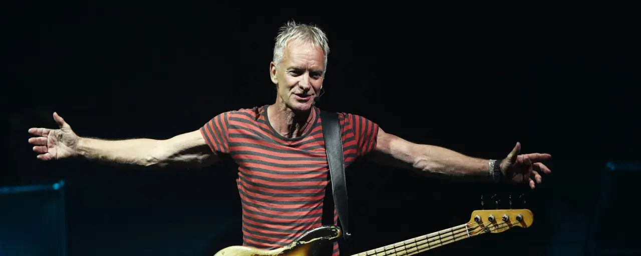 Sting z gitarą basową, z ramionami rozłożonymi szeroko, jakby chciał objąć świat. Jego serce, w kształcie 