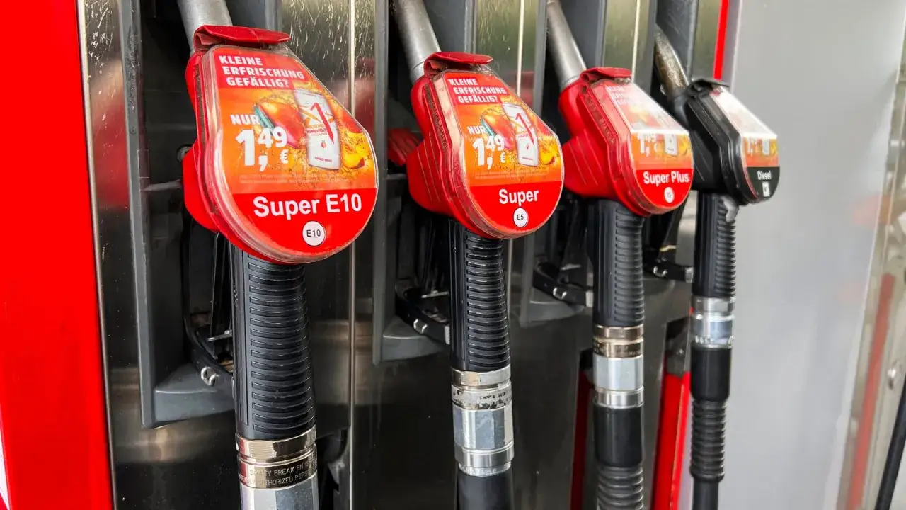 Zapfk&ouml;pfe f&uuml;r Super E10, Super E5 und Diesel. Ein Zapfkopf wirbt mit einem Energydrink-Angebot.