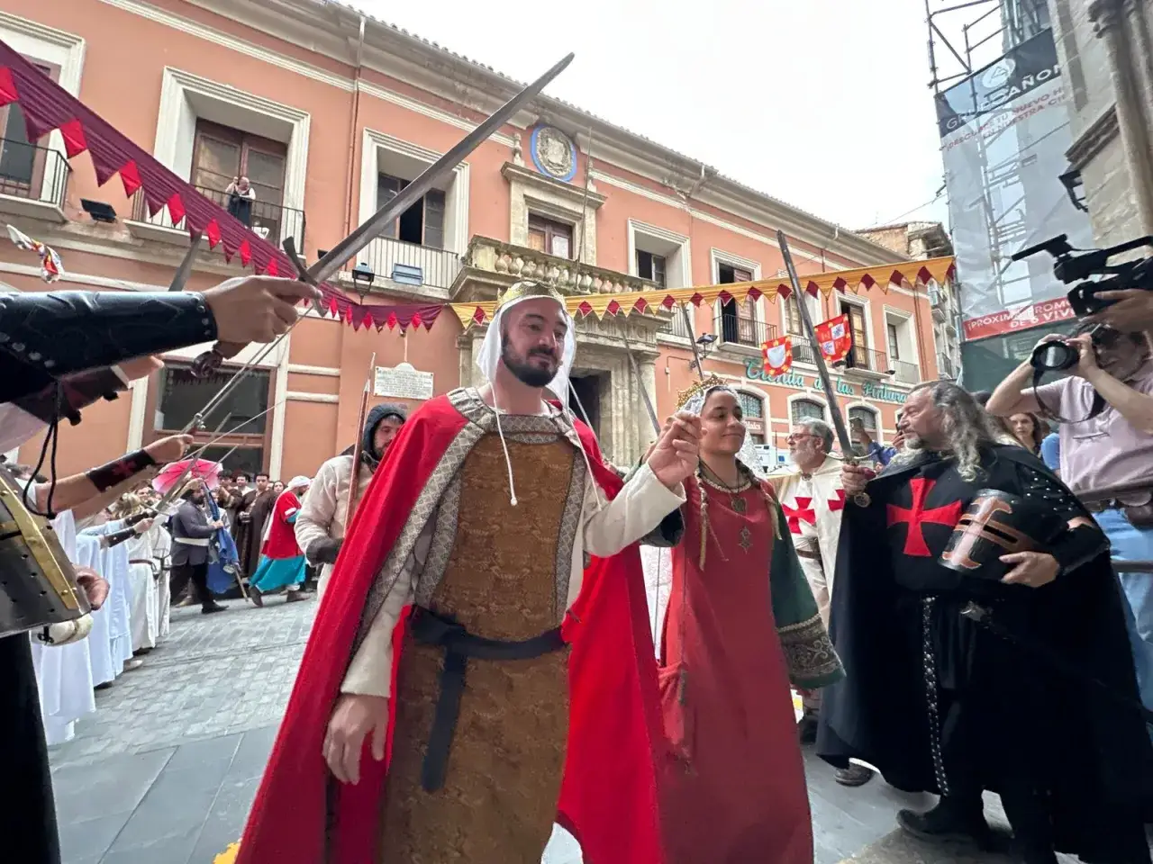 Pareja real con espadas en las alfonsadas de Calatayud.