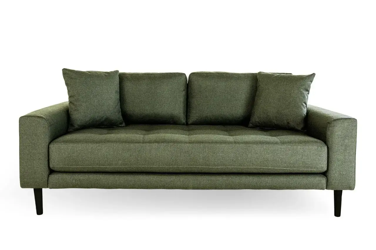 Sofa w kolorze morski zielony, z dwoma poduszkami na oparciu i dwiema ozdobnymi.