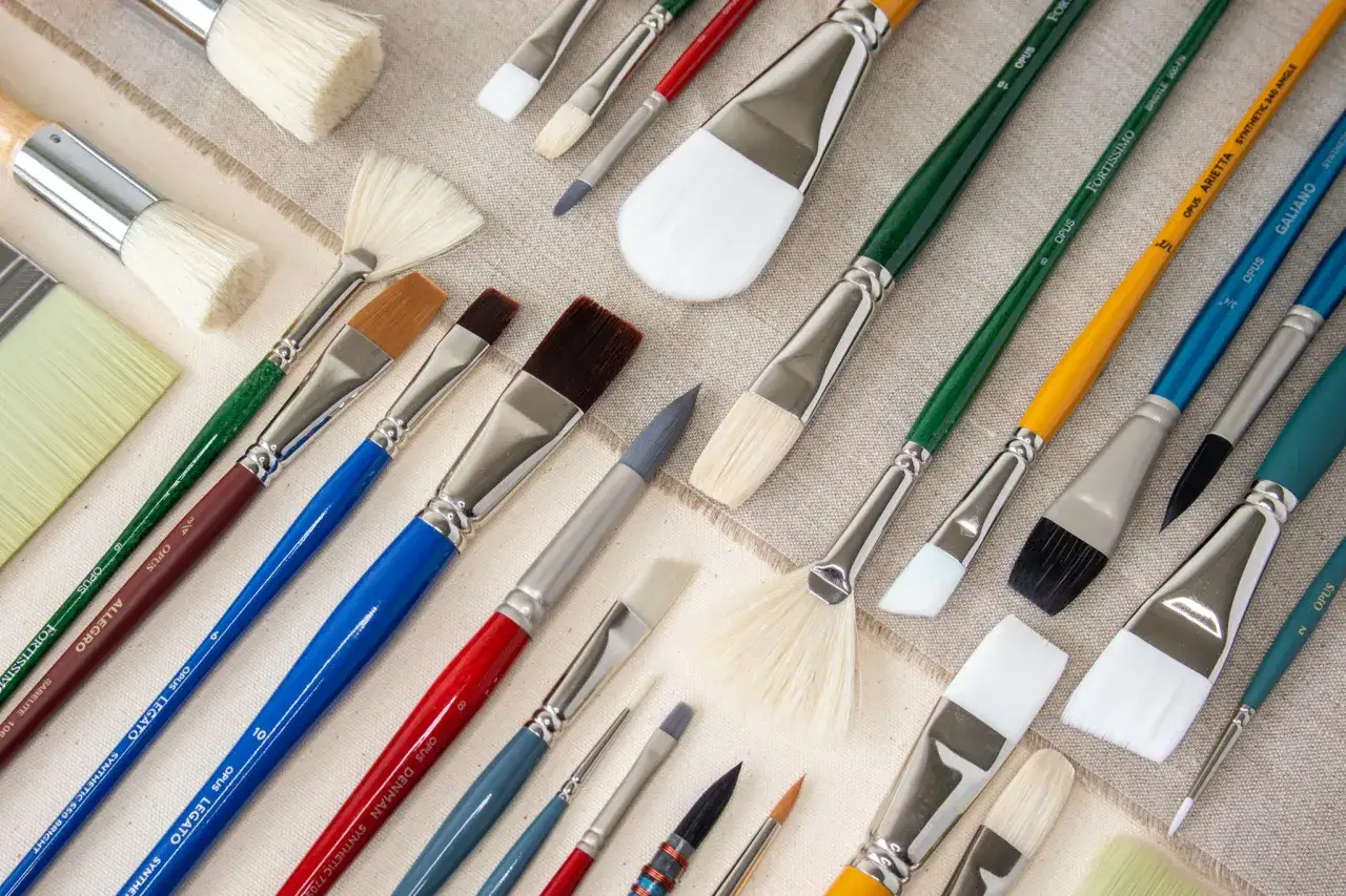 Un assortiment de pinceaux de diff&eacute;rentes tailles et formes, pr&ecirc;ts pour l'aquarelle.