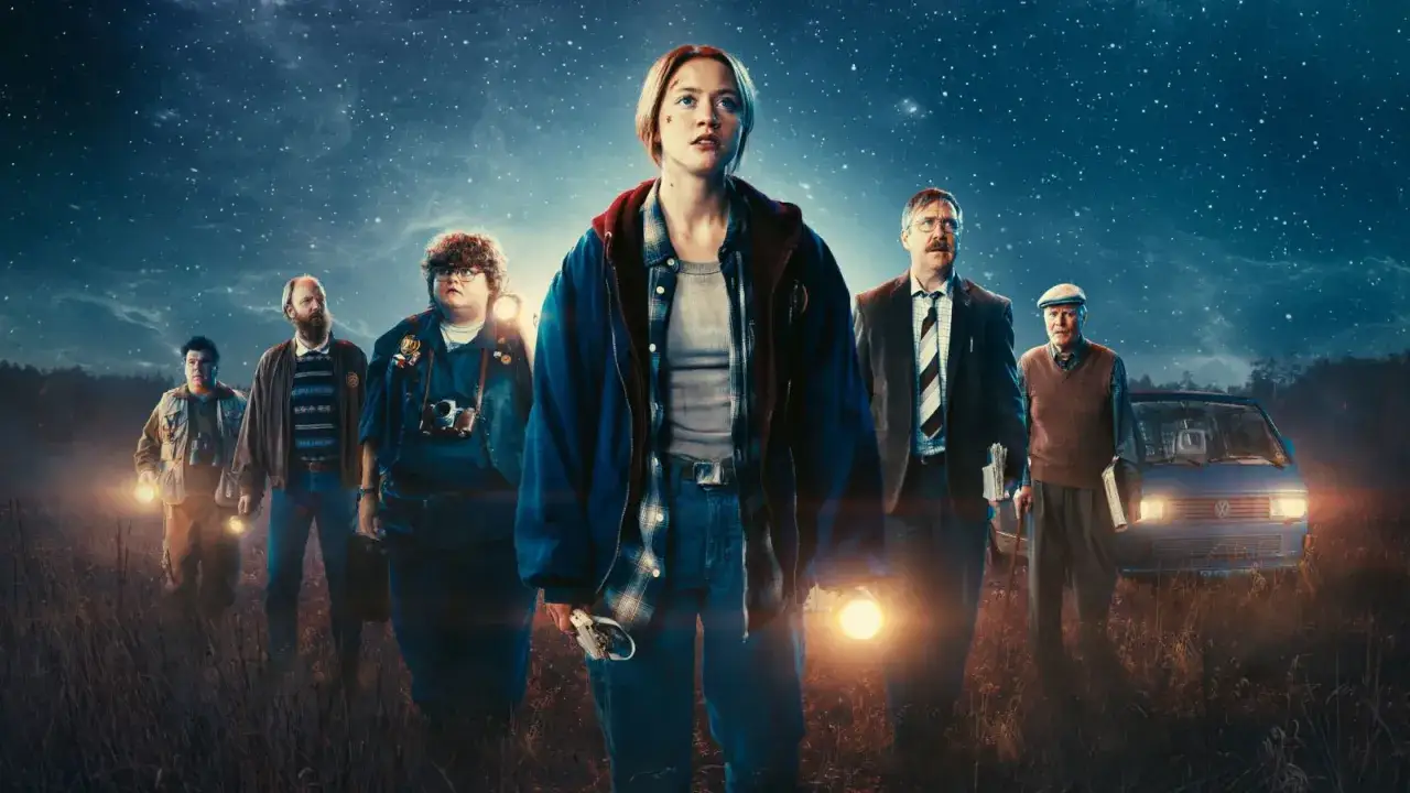 En grupp människor med ficklampor i en stjärnklar natt. Ett bra filmtips för dig som gillar mystik och äventyr.