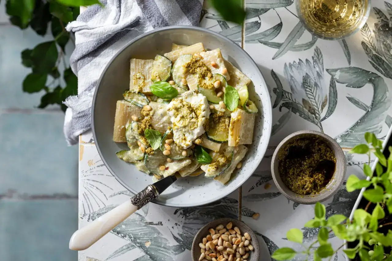 Ingredienti freschi pasta zucchine e ricotta