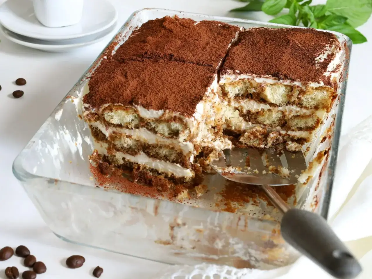 Pyszne tiramisu z mascarpone, idealne na deser. Ten sprawdzony przepis z pewnością zachwyci każdego.