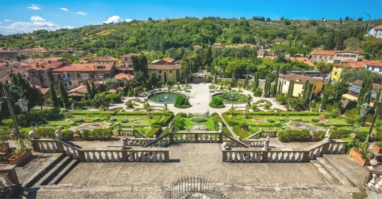 Jardin &agrave; l'italienne avec fontaines et parterres fleuris, rappelant la pinocchio origine ville. Paysage toscan verdoyant.