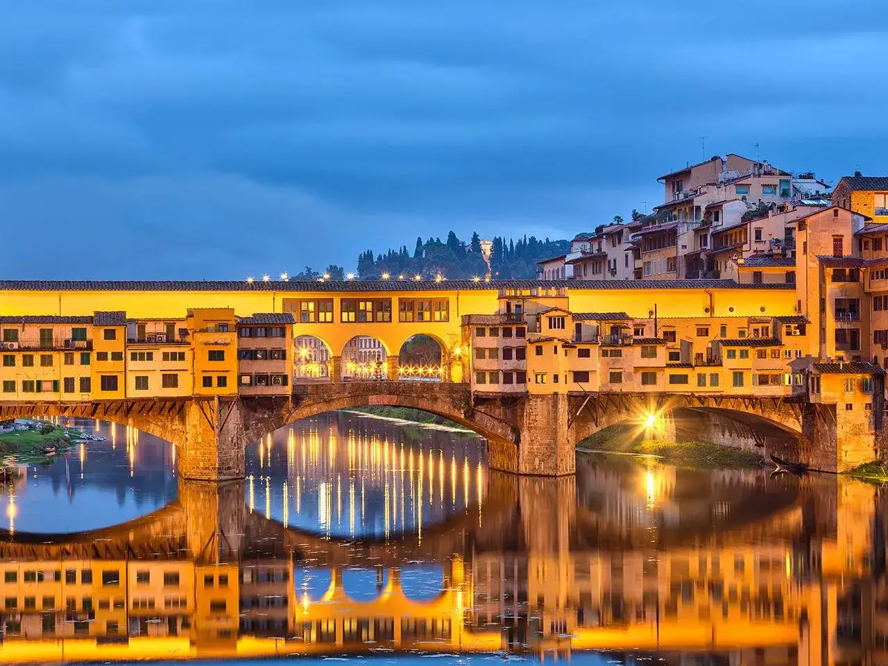 Der Ponte Vecchio in Florenz, beleuchtet bei Nacht. Wie viele Tage braucht man, um diese Stadt zu erkunden?