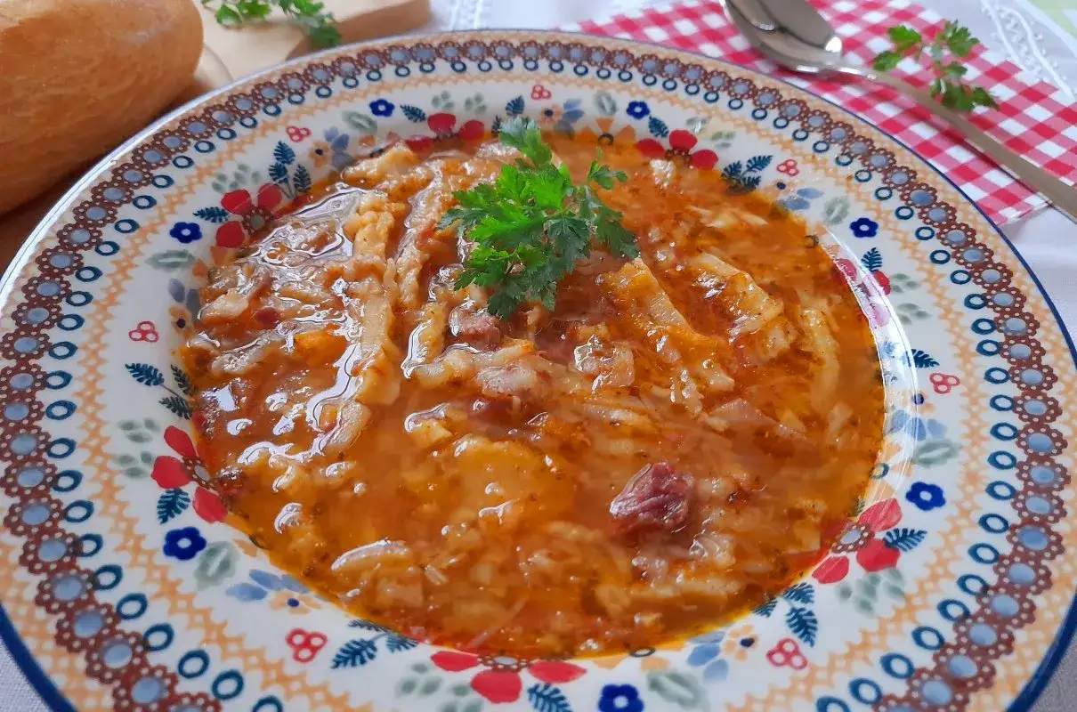Aromatic flaki na talerzu z tradycyjnym wzorem. Czy flaki są zdrowe? To zależy od przygotowania, ale ten talerz wygląda apetycznie!