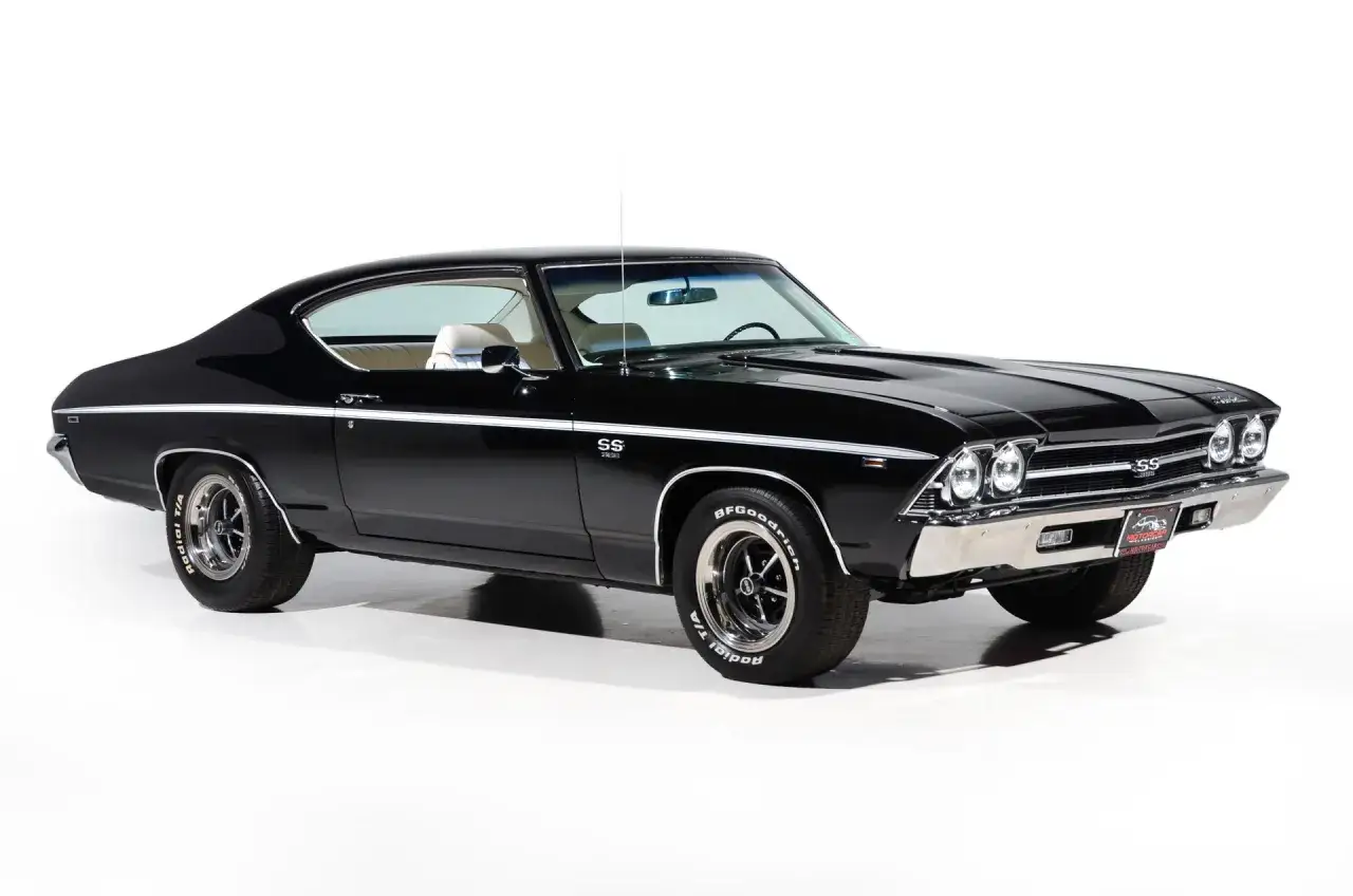 Svart Chevelle SS fr&aring;n 1969 med kromdetaljer och vita racingr&auml;nder. En ikonisk muskelbil.