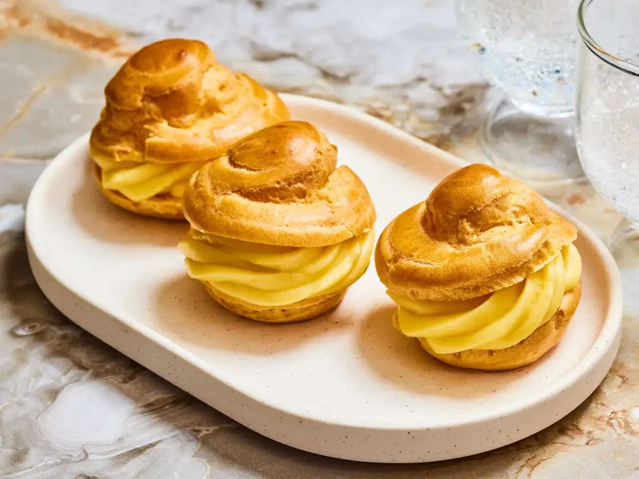 Drei köstliche Windbeutel mit cremiger Füllung, perfekt zum Crème double selber machen.