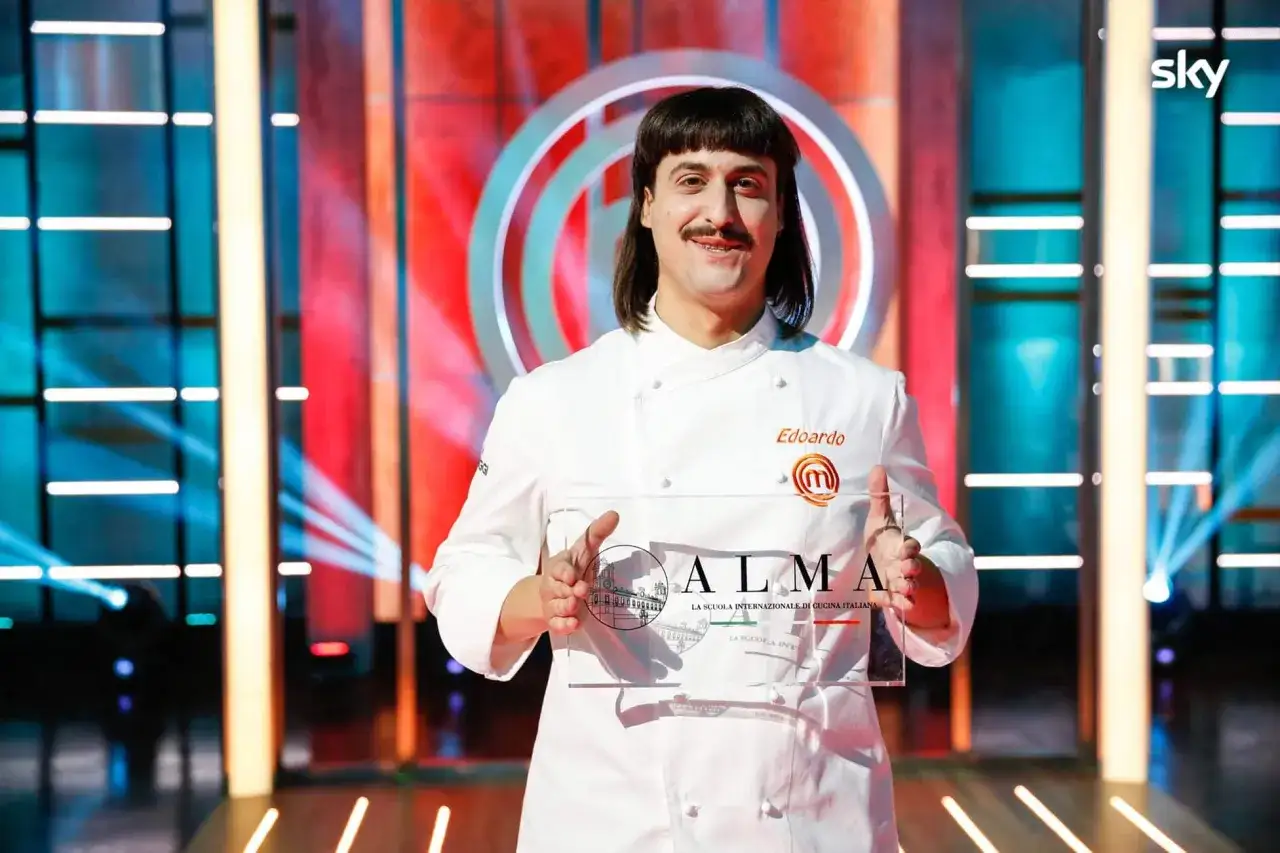 Edoardo, vincitore del finale MasterChef 2026, festeggia con il suo premio ALMA.