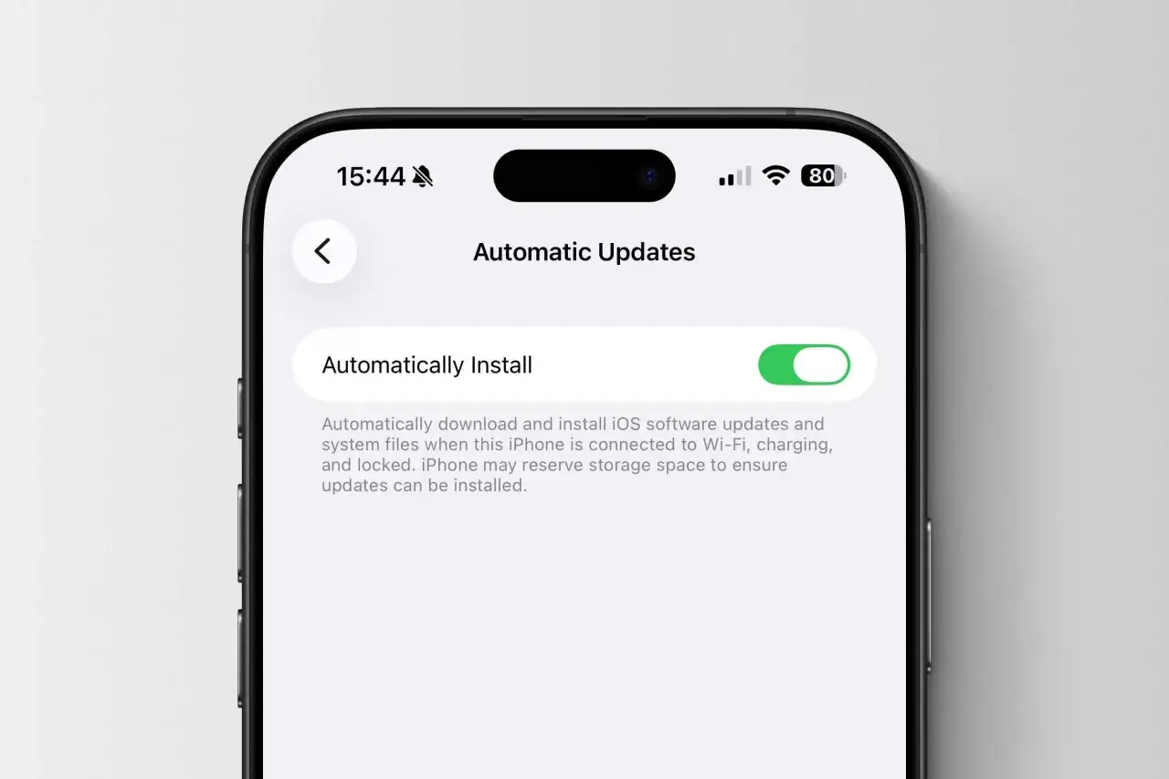 Ustawienia iPhone'a z iOS 26.4: automatyczne instalowanie aktualizacji. Zielony przełącznik włączony.