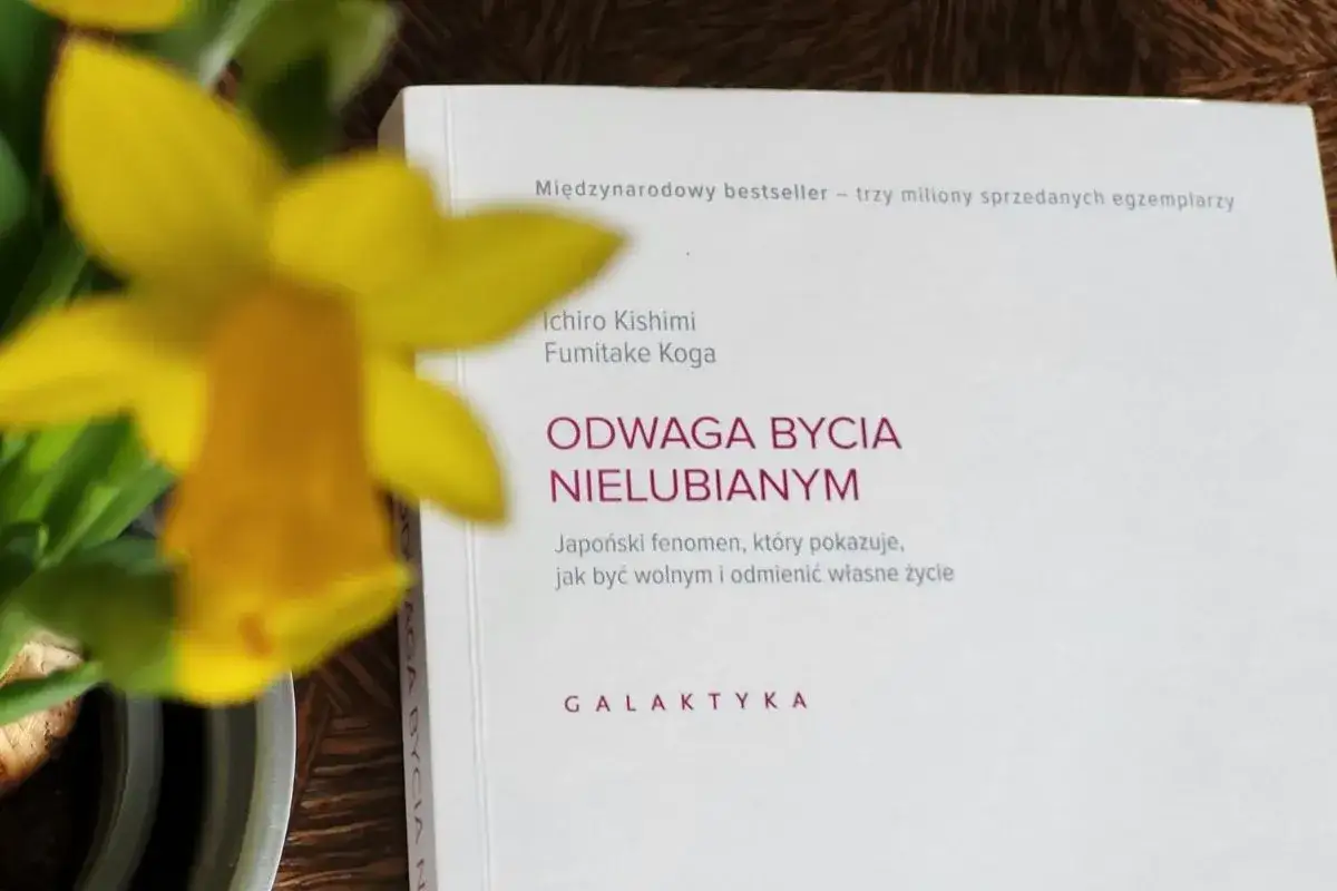 Żółty narcyz obok książki 