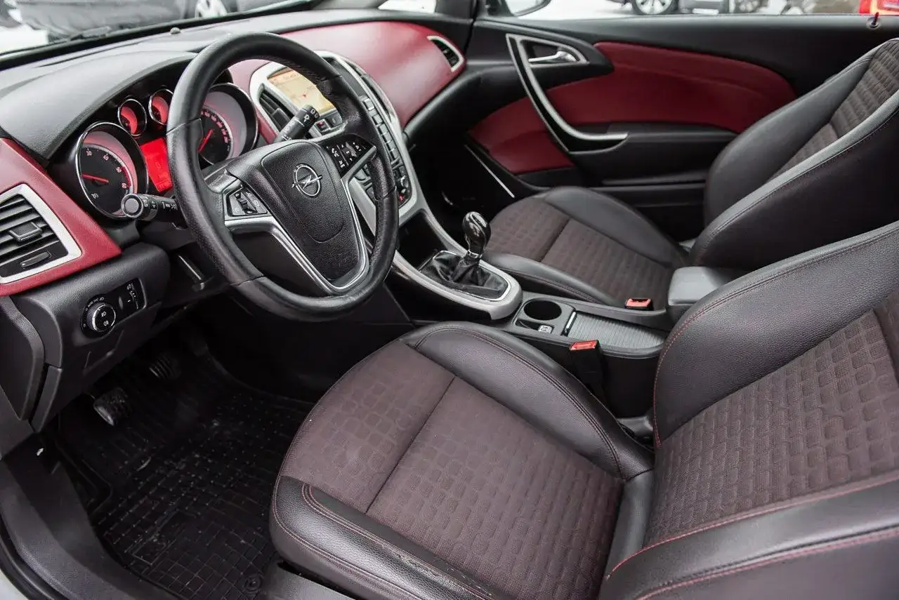 Opel Astra J OPC wnętrze sportowe fotele