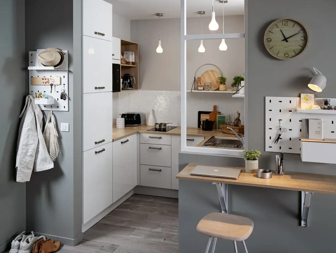 Optimisation petite cuisine : rangements muraux, plan de travail rabattable et organisation astucieuse pour un espace fonctionnel et styl&eacute;.