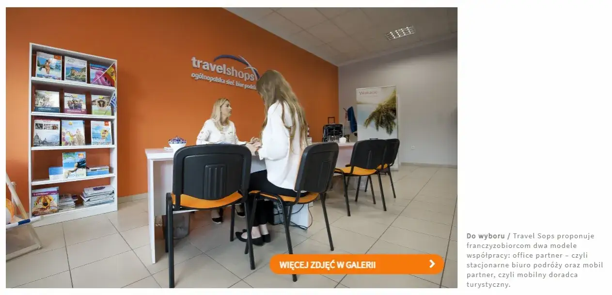 Nowoczesne biuro podróży doradca z klientem