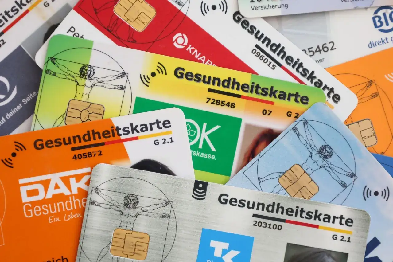Viele Gesundheitskarten verschiedener Krankenkassen liegen &uuml;bereinander. Jede Karte bietet Vorteile f&uuml;r die Gesundheit.