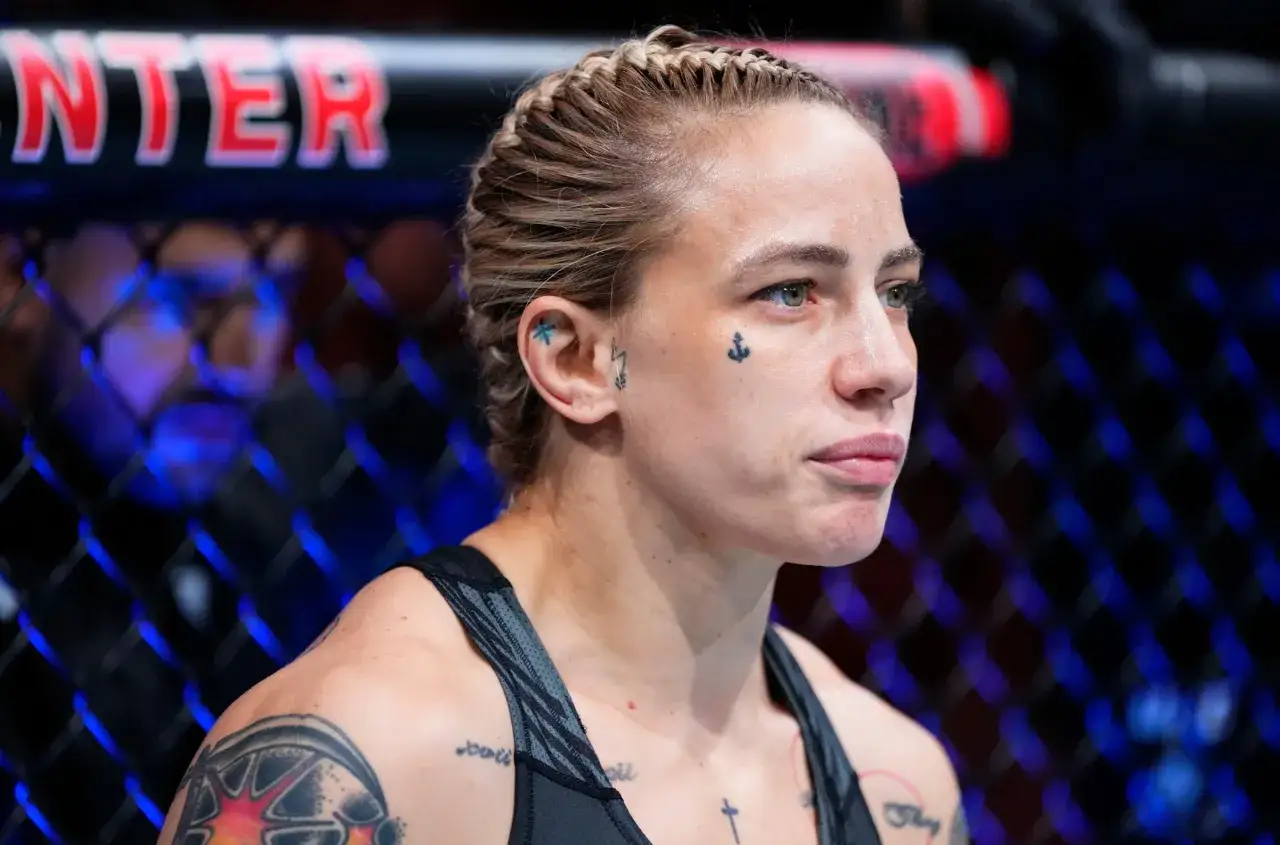 Jessica Rose Clark, med fl&auml;tat h&aring;r och tatueringar, blickar ut fr&aring;n buren.