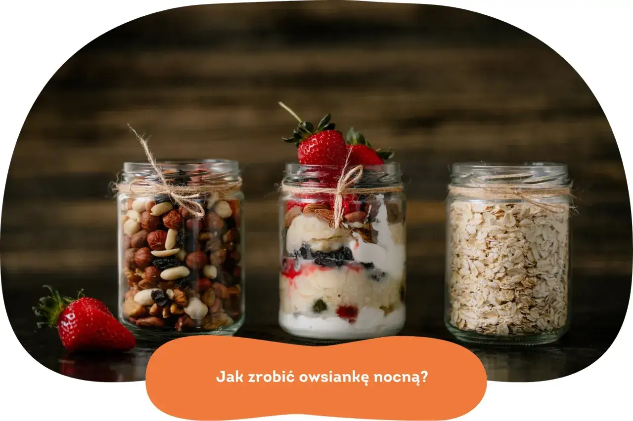Słoiki z bakaliami, owsianką i gotową nocną owsianką z owocami. Idealne na szybkie śniadanie.