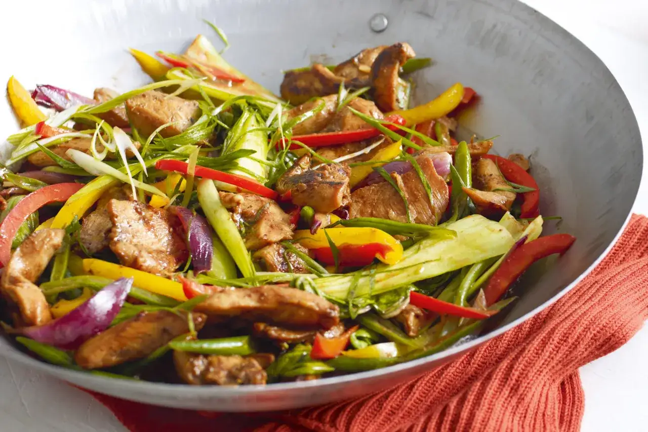 Wok med kyckling i hoisinsås, grönsaker och jordnötter. En färgsprakande och smakrik rätt.