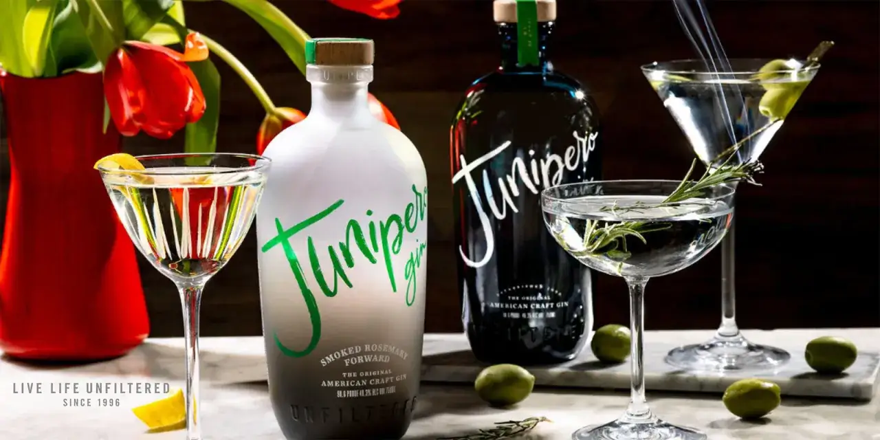 Dwie butelki Junipiro gin, koktajle z oliwkami i rozmarynem, czerwone tulipany. Co to gin? To Junipiro!