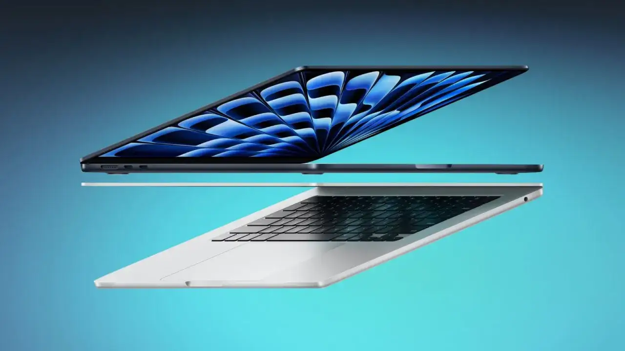 Nowy MacBook Air M4 16GB 512GB w kolorze p&oacute;łnocnym, unoszący się nad srebrną podstawą, prezentuje sw&oacute;j ekran z niebieskim wzorem.