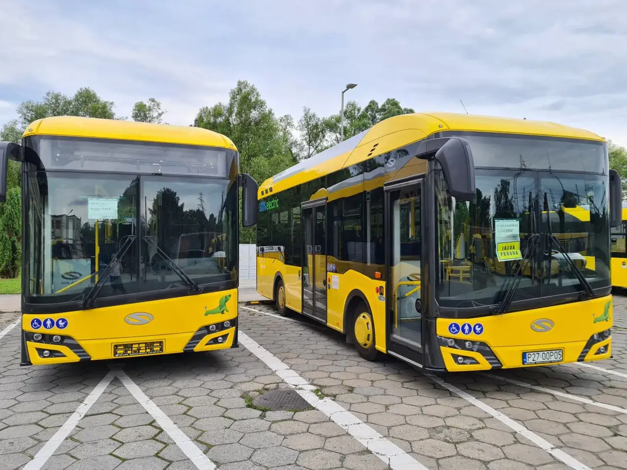 Dwa żółte autobusy Solaris Urbino 8,9 LE, jeden z napisem 