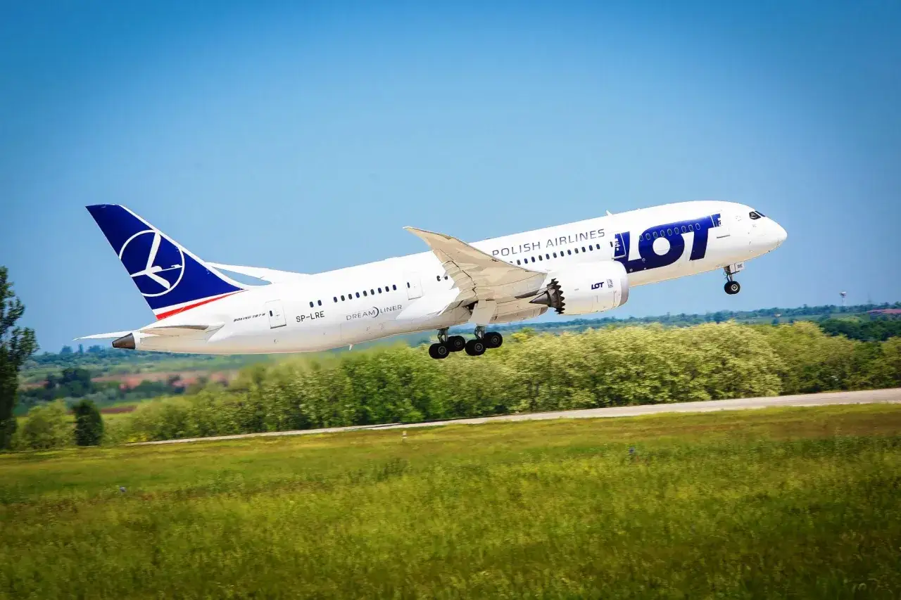 Samolot LOT Dreamliner startuje. Zastanawiasz się, ile się leci na Sri Lankę? Czas na przygodę!