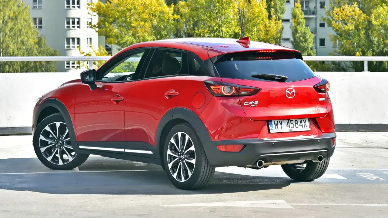 Czerwona Mazda CX-3 AWD na parkingu. Zwróć uwagę na kompaktowe mazda cx 3 wymiary, idealne do miasta.