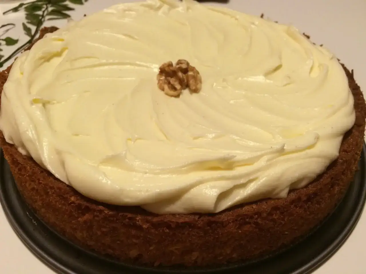 En saftig sockerfri morotskaka med krämig frosting och en valnöt i mitten. Perfekt för fika utan tillsatt socker.