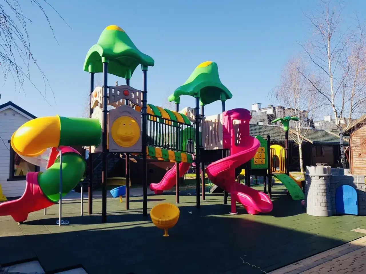 Kolorowy plac zabaw z domkami nad morzem Dziedzic. Zjeżdżalnie, tunele i zamek dla dzieci.