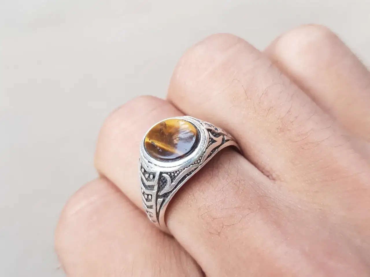 Anillo de plata con ojo de tigre. Aprende como limpiar ojo de tigre para mantener su brillo.
