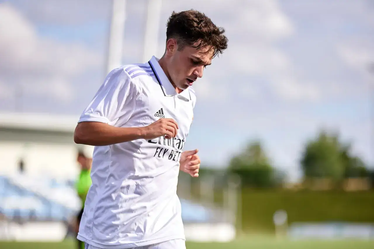 David Jim&eacute;nez, corredor del Real Madrid, entrena con intensidad bajo el sol.