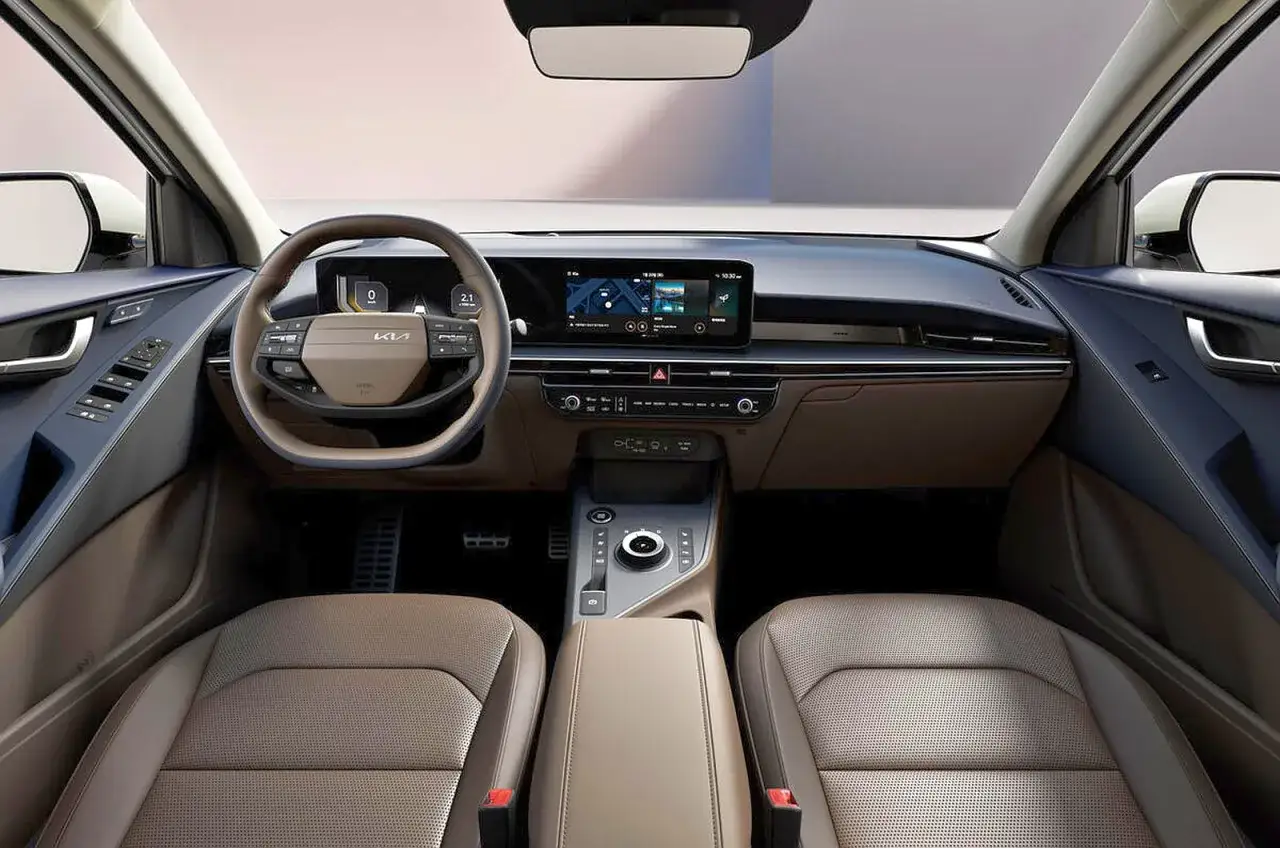 Wnętrze Kia Niro Hybrid: nowoczesna deska rozdzielcza z dużym ekranem, skórzana tapicerka i eleganckie detale.