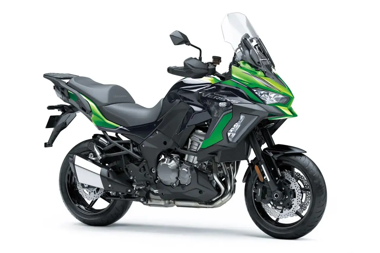 Zielono-czarny motocykl Kawasaki Versys 1000 gotowy na przygodę.
