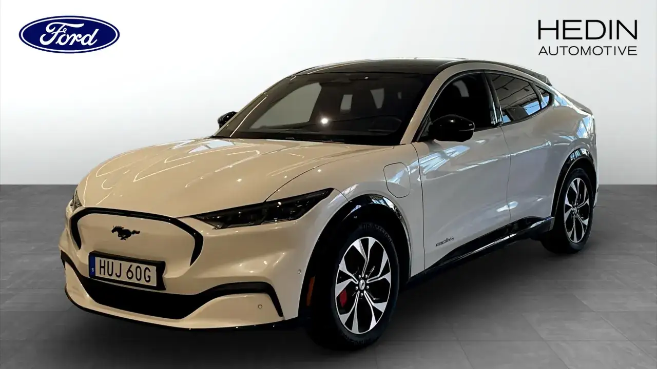 Vit Ford Mustang Mach-E, en begagnad elbil med sportig design.