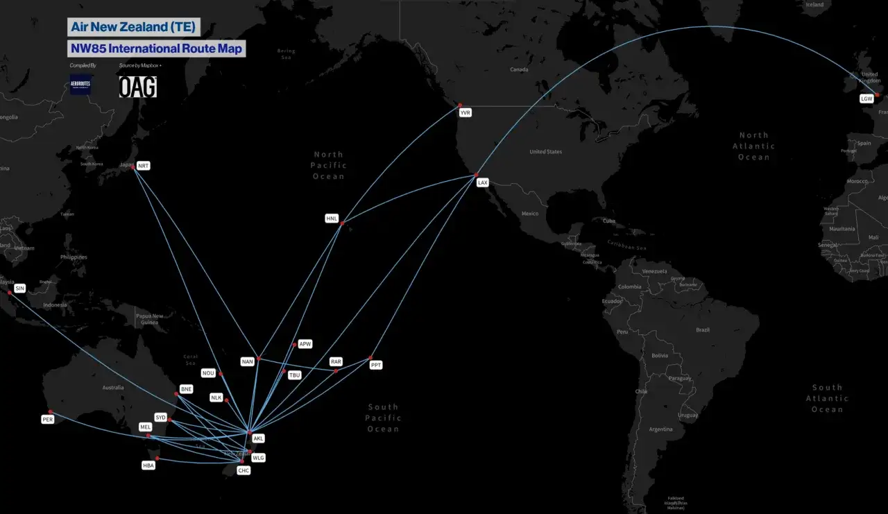 Mapa tras Air New Zealand pokazuje, ile się leci do Nowej Zelandii z różnych kontynentów, w tym z Europy (LGW), Ameryki Północnej (LAX, YVR) i Azji (NRT, SIN).