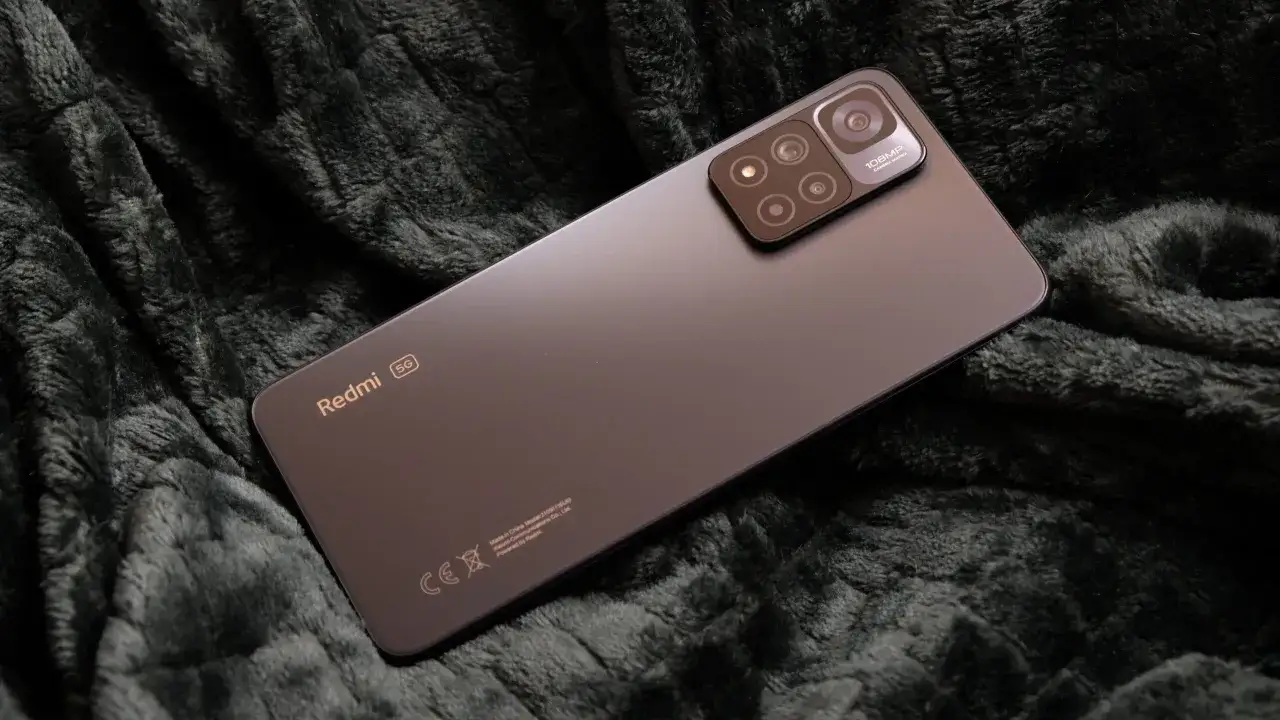Elegancki Redmi Note 11 Pro 5G Plus z modułem 108MP na ciemnym, miękkim tle.