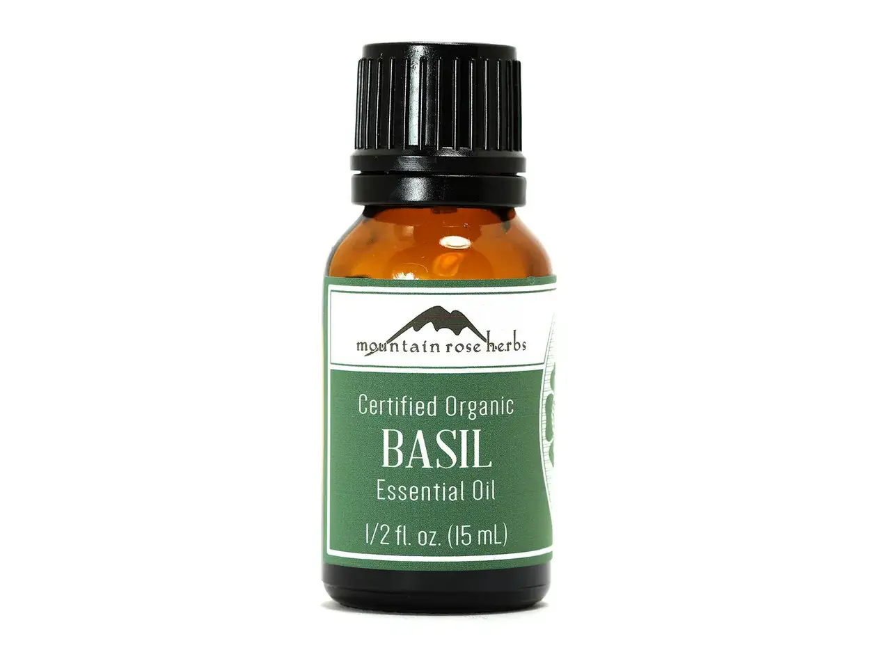 Braunes Fl&auml;schchen mit &auml;therischem Bio-Basilikum&ouml;l. Die beruhigende basilikum wirkung psyche kann durch Aromatherapie unterst&uuml;tzt werden.