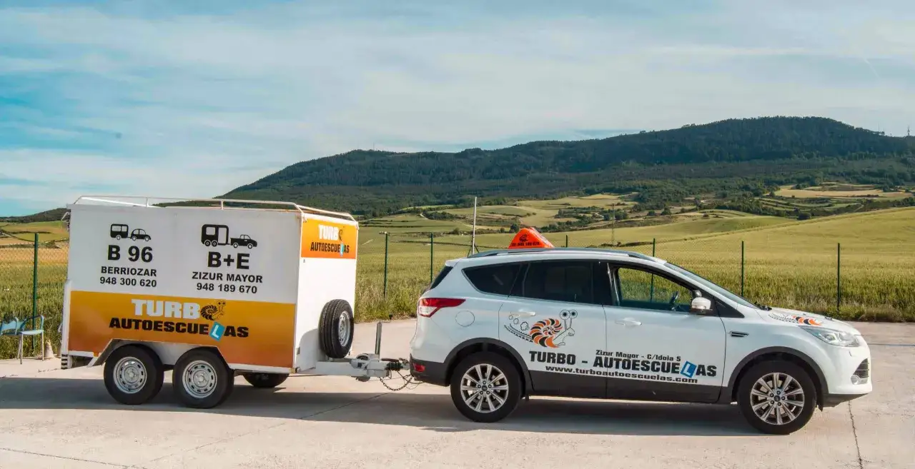 Autoescuela Turbo con remolque para carnet B+E. Consulta el carnet B+E precio y obtén tu permiso para remolcar.