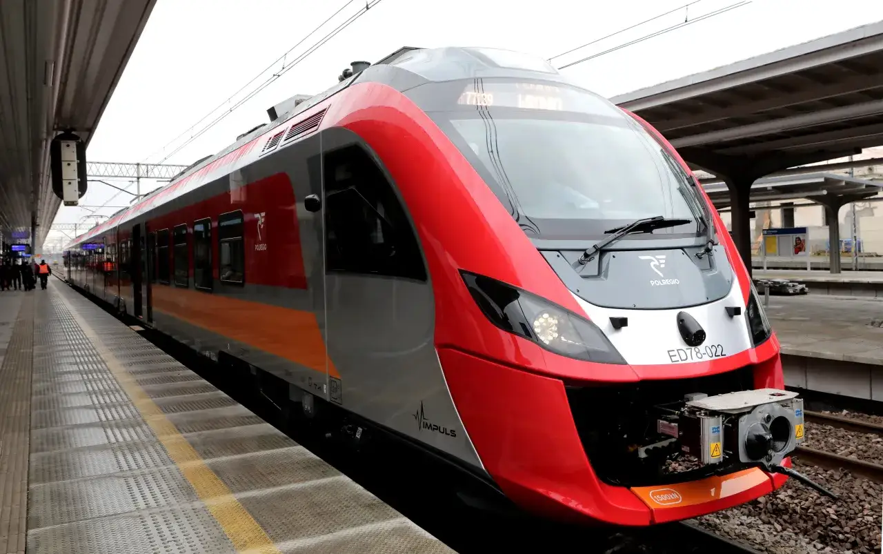 Nowoczesny pociąg Polregio ED78-022 z napisem WRONY na wyświetlaczu, gotowy do podróży.