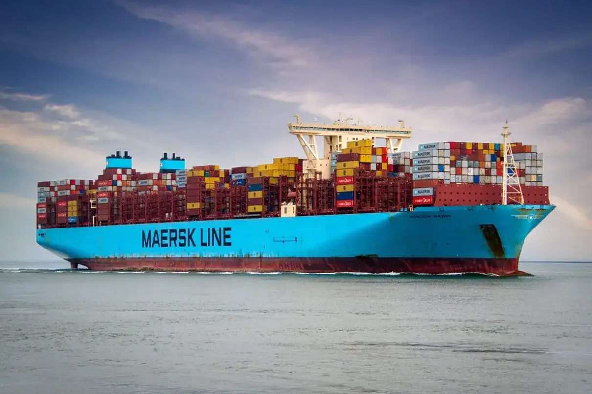 Ogromny kontenerowiec Maersk Line płynie po morzu, przewożąc ładunki zgodnie z warunkami cfr incoterms.