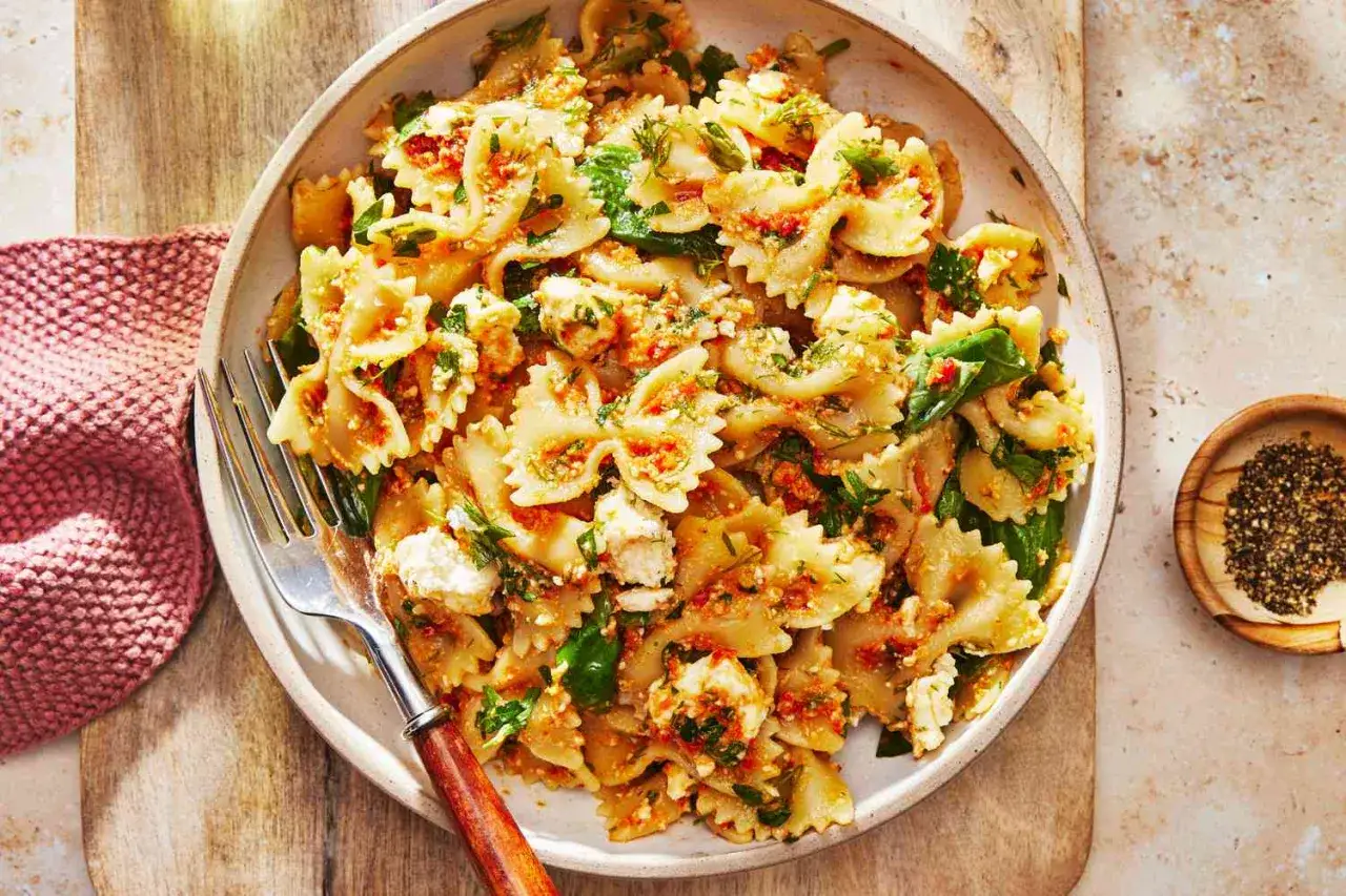 Pastasallad med pesto, soltorkade tomater och fetaost. En h&auml;rlig och smakrik r&auml;tt.