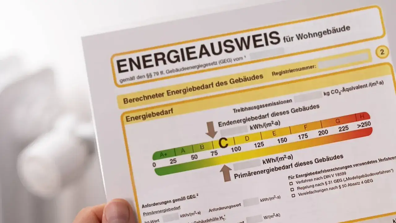 Ein Energieausweis für Wohngebäude zeigt den berechneten Energiebedarf. Hier ist ein Bedarfsausweis mit einer Energieeffizienzklasse C.