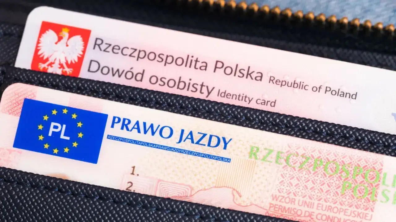 Polskie prawo jazdy i dowód osobisty w portfelu. Czy prawo jazdy jest bezterminowe? Sprawdź ważność dokumentów.
