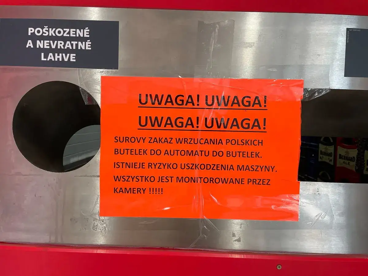 Maszyna do butelek z ostrzeżeniem: surowy zakaz wrzucania polskich butelek. Tylko zwrotne butelki po piwie!