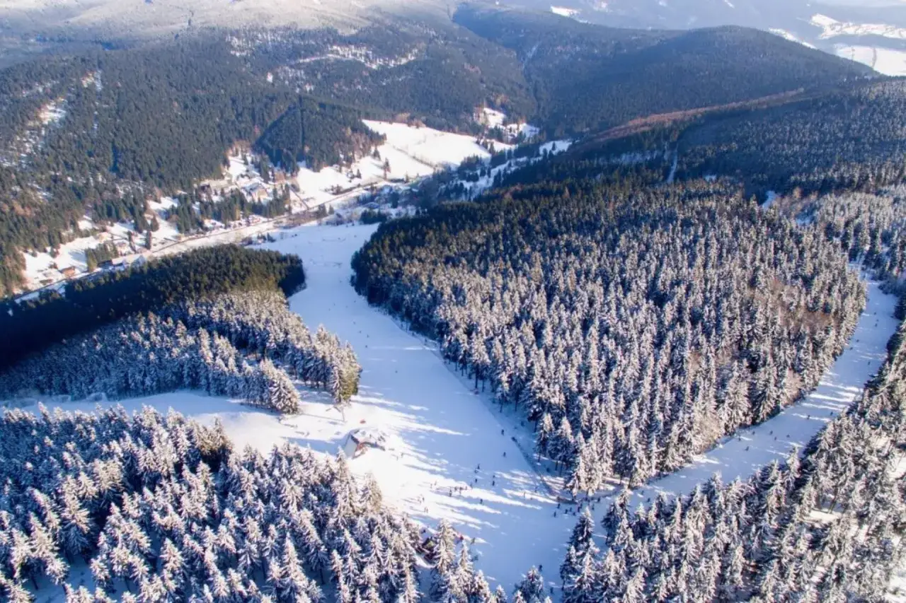 Ośnieżone drzewa i stoki narciarskie. Sprawdź jańskie łaźnie ski cennik, by zaplanować zimowy wypad.