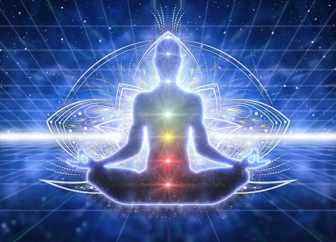 En person i meditationsst&auml;llning, omgiven av ljus och en lotusblomma, utstr&aring;lar lugn. En resa f&ouml;r att vara zen.