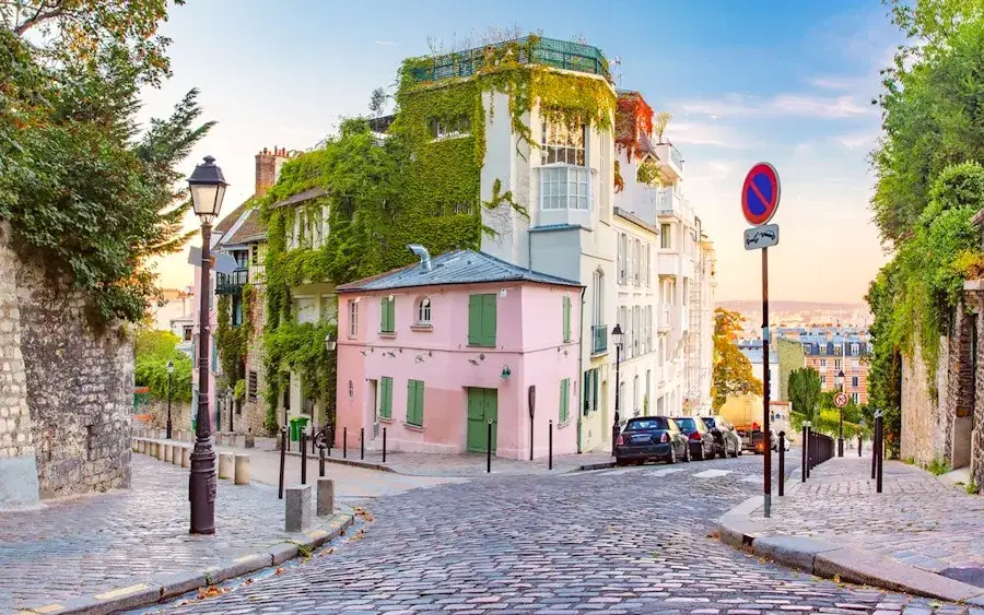 Ulica na Montmartre z widokiem na Sacr&eacute;-C&oelig;ur